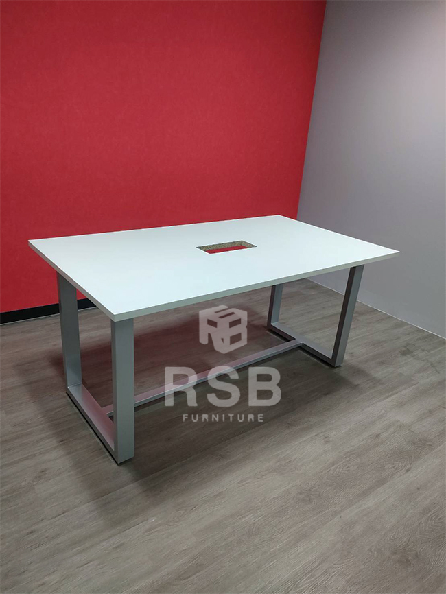 ตัวอย่างจัดส่งโต๊ะประชุมขาเหล็กหนาขนาดพิเศษ ท๊อปเป็นเมลามีน สีขาว และขาเหล็กสีเทาค่ะ
