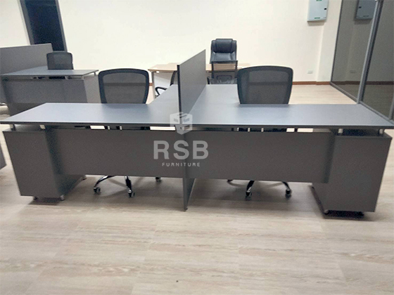 ลูกค้าหน้างานนี้ต้องการโต๊ะทำงานที่ประหยัดพื้นที่ และมีพื้นที่ให้พนักงานทำเอกสาร วางคอมพิวเตอร์ได้