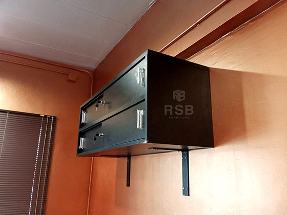 ตัวอย่างติดตั้ง ตู้เอกสารแขวนลอย รหัส 3501 บานเลื่อน สีดำ ตัดเข้ากับผนัง โชว์ Texture สีน้ำตาล