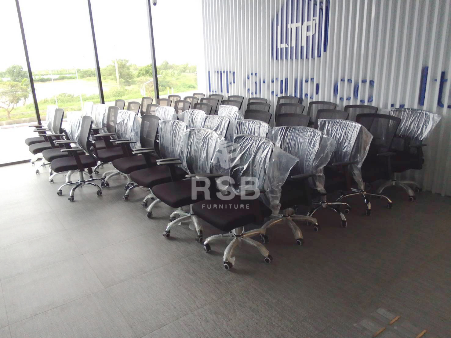 ผลงาน จัดส่งเก้าอี้สำนักงาน โครงเก้าอี้แบบหนา ตาข่ายแบบเหนียวพิเศษ จำนวน 45 ที่บริษัทลูกค้า