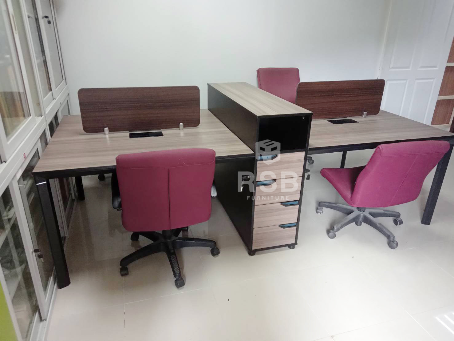 โต๊ะทำงานกลุ่ม 4 ที่นั่ง WORKSTATION พร้อมฉาก ตู้ลิ้นชัก ขนาด 276 X 120 CM รหัส 2744