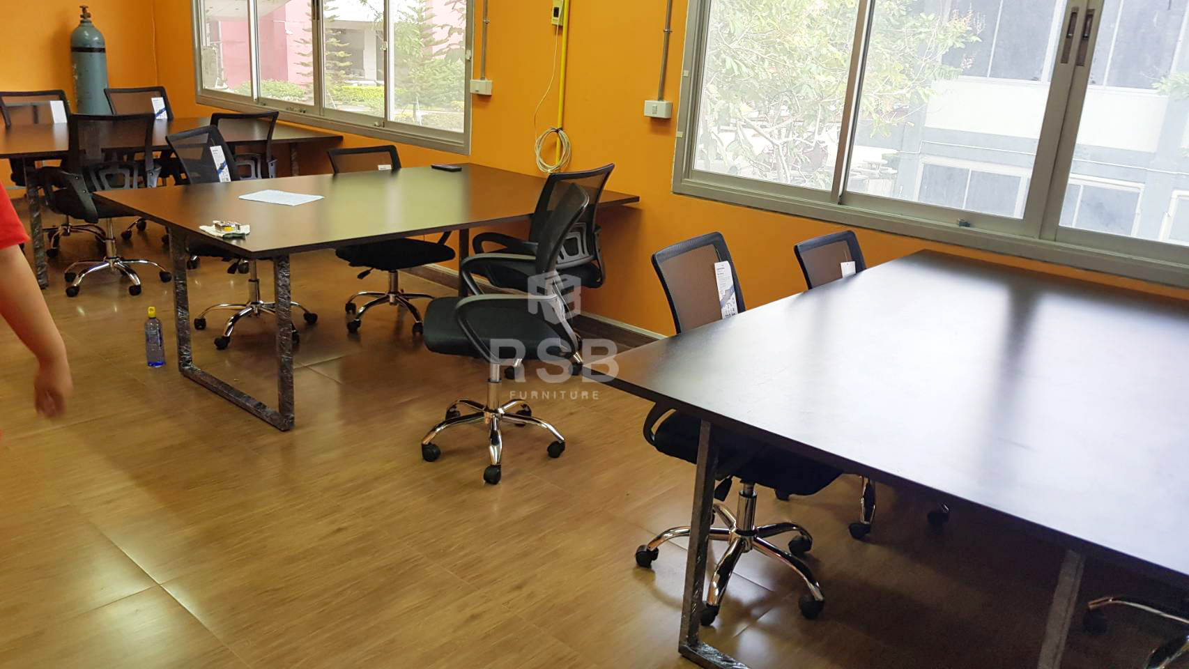 โซนห้องทำงานของบริษัทค่ะ ลูกค้าได้เลือกโต๊ะประชุมทรงสี่เหลี่ยม รหัส 793 ขาโต๊ะรุ่นนี้ถูกดีไซน์ทรงขาเหล็ก ตัว C และเก้าอี้สำนักงาน รหัส 673