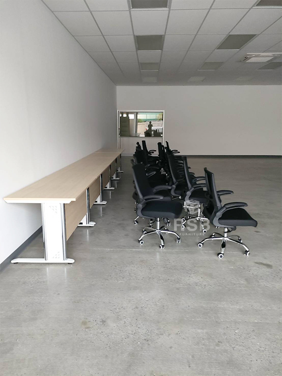 ลูกค้าเลือกซื้อเก้าอี้รุ่นนี้เพราะมีดีไซน์ที่ท้าวแขนยกแขนขึ้นลงได้ค่ะซื้อพร้อมโต๊ะทำงาน ขาปั้มเงาแบบโล่ง