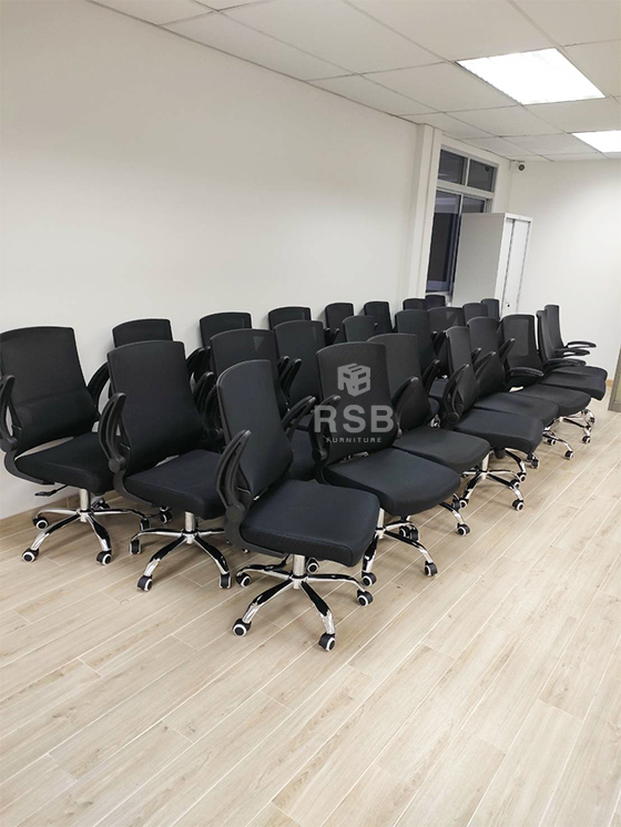 ลูกค้าเข้ามาลองนั่งที่โชว์รูม แล้วได้ทดลองนั่งเก้าอี้ทำงาน แล้วตอบโจทย์เลยเลือกซื้อเก้าอี้รุ่นนี้ให้พนักงานที่บริษัทนั่งทำงานภายในออฟฟิศค่ะ