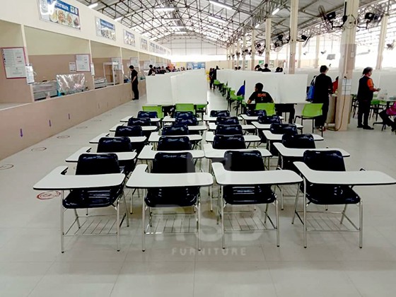 ผลงาน จัดส่ง เก้าอี้เลคเชอร์ มีตะแกรงล่าง แผ่นเขียนใหญ่พิเศษ มีคานรับแผ่นเขียน รหัส 1597 สำหรับ มหาวิทยาลัย