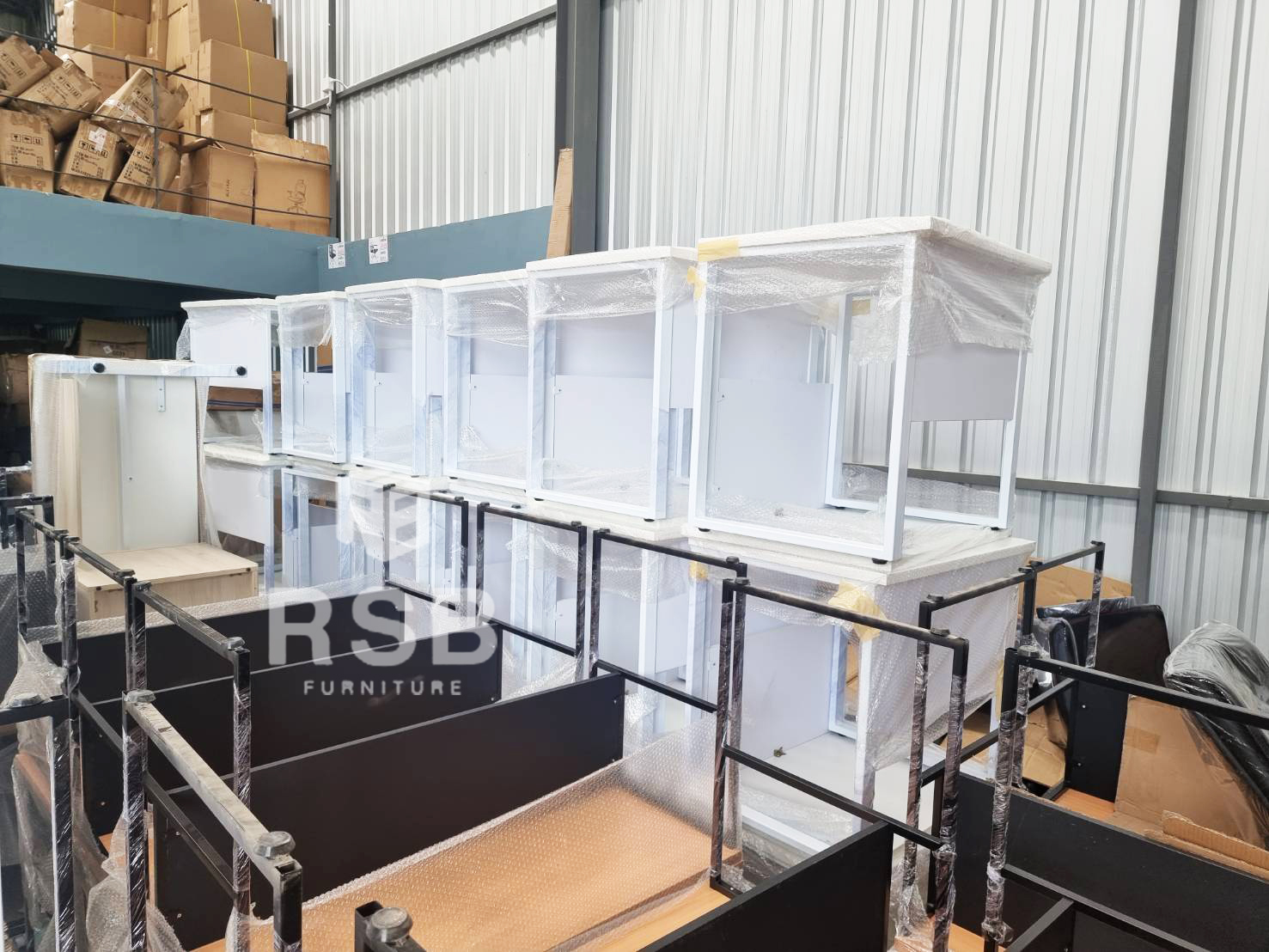 ผลงานติดตั้ง สั่งทำ โต๊ะทำงาน ขาเหล็กตัว C แบบโล่ง ขนาด 120 cm จำนวน 20 ที่นั่ง