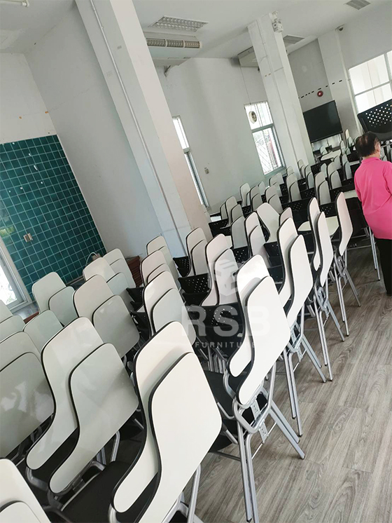 ผลงาน จัดส่ง เก้าอี้เลคเชอร์ พนักพิงที่นั่งเปลือกโพลี สำหรับ ห้องเรียนในวิทยาลัย จำนวน 50 ตัว