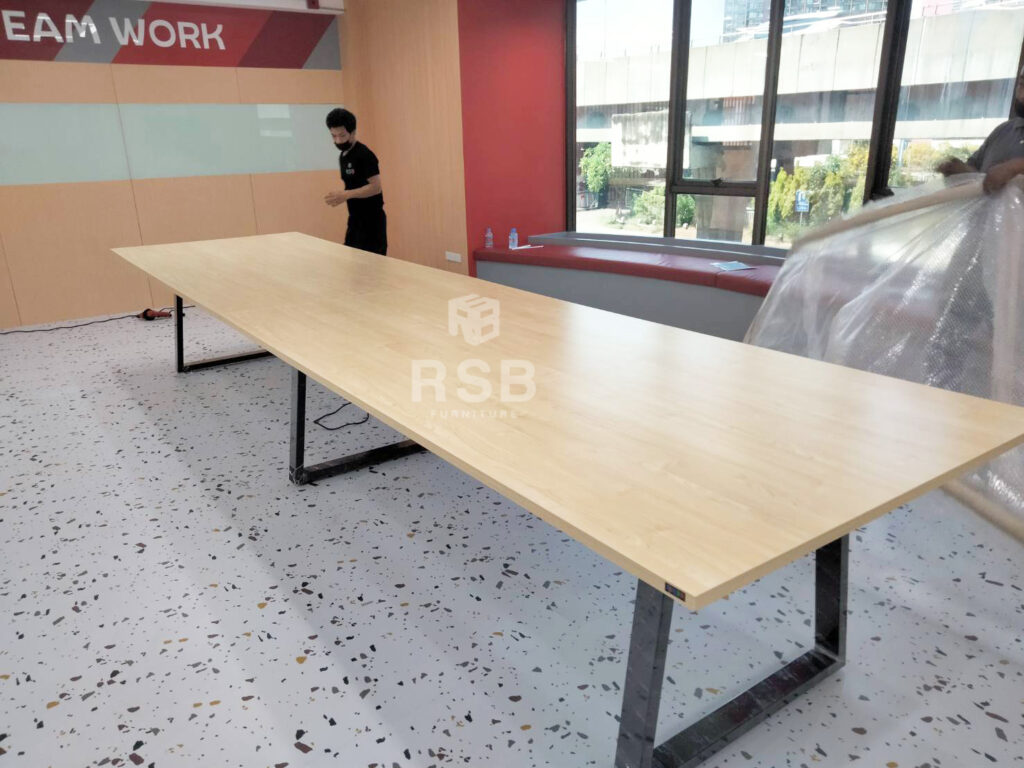 ห้องประชุมที่มีขนาดพื้นที่กว้างพอสมควรค่ะ ลูกค้าต้องการโต๊ะประชุมขนาด ...