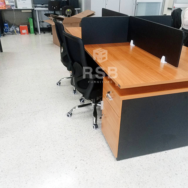 โซนทำงานในออฟฟิศค่ะ ลูกค้าต้องการโต๊ะทำงานที่ประหยัดพื้นที่