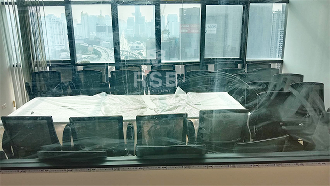 โซนห้องประชุมที่มีพื้นที่จำกัด จัดส่งโต๊ะประชุมและเก้าอี้เรียบร้อยค่ะ