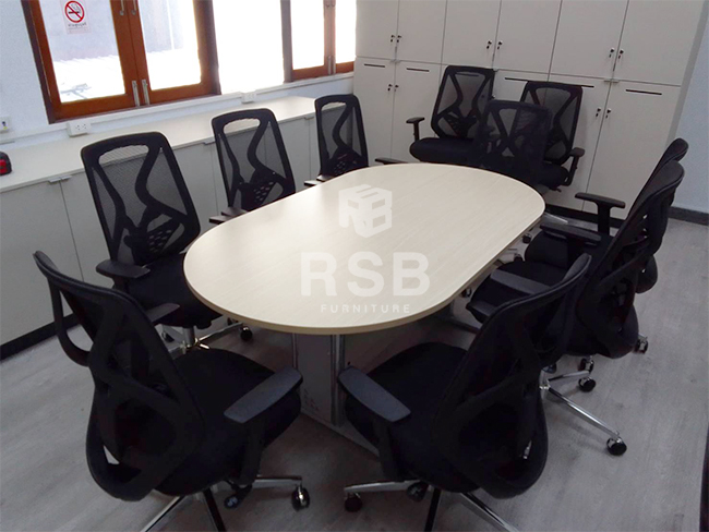 โซนห้องประชุมคุยงานกันภายในทีมของลูกค้าค่ะ ลูกค้าเลือกสั่งโต๊ะประชุมพร้อมเก้าอี้สำนักงาน 