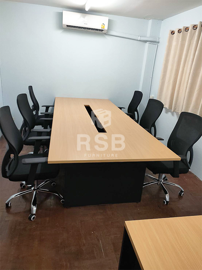 หน้างานในห้องโซนมุมประชุมค่ะ ลูกค้าได้เลือกโต๊ะประชุมทรงสี่เหลี่ยมขาไม้ ส่วนเก้าอี้ที่เลือกใช้ได้เลือกใช้เก้าอี้สำนักงาน