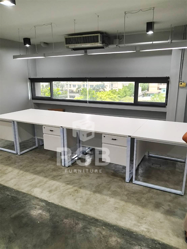 โซนทำงานในออฟฟิศค่ะ ลูกค้าเลือกซื้อโต๊ะทำงานแบบ 2 ลิ้นชัก เป็นโต๊ะทำงานที่สวยมากอีกรุ่นนึงเลยค่ะ