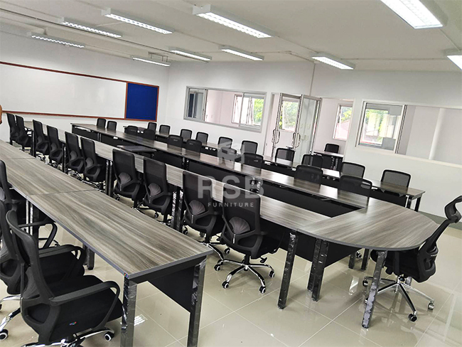 โซนห้องประชุมของสถานที่ภายในโรงเรียนค่ะ ได้นำโต๊ะประชุมมาวางตรงกลางห้องเป็นตัวยูและนำโต๊ะทำงานขาตรงมาเป็นโต๊ะประชุมเพิ่มอีกด้วยค่ะ