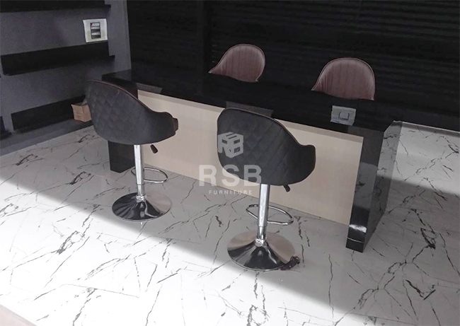 ภาพถ่ายจากหน้างานจริงค่ะ ลูกค้าได้เลือกสั่งซื้อเก้าอี้บาร์นั่งสบาย รุ่นนี้การดีไซน์ของตัวเก้าอี้จะเป็นเอกลักษณ์ มี 2 สีค่ะ