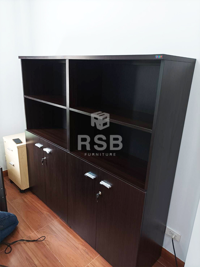 หน้างานนี้ลูกค้าได้มาเลือกซื้อตู้เมลามีนสีโอ๊คล้วนทั้งตัวสำหรับเก็บเอกสารไว้ใช้ในออฟฟิศ 2 ตู้ค่ะ