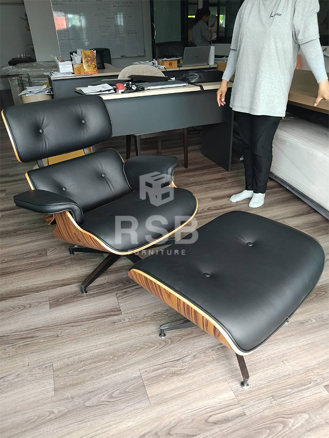 ภาพถ่ายจากหน้างานจริงที่นำไปจัดส่งค่ะ เก้าอี้ EAMES LOUNGE CHAIR AND OTTOMAN ได้จัดส่งภายในออฟฟิศสำหรับห้องผู้บริหารค่ะ