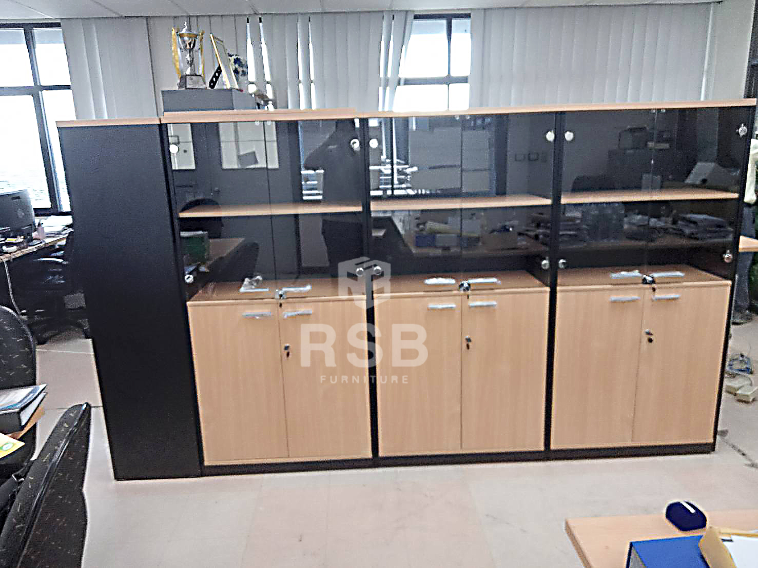 ภาพถ่ายจากหน้างานจริงค่ะ จัดส่งตู้เอกสาร 4 ชั้น หน้างานภายในออฟฟิศได้เลือกเมลามีนสีคาปูสลับกับสีดำค่ะ 