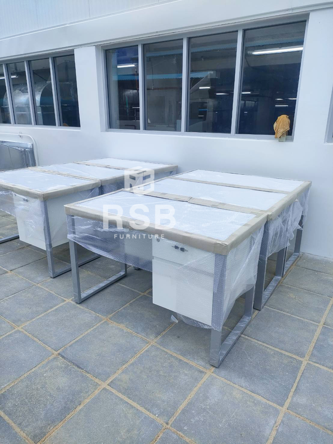 จัดส่งเรียบร้อยค่ะ หน้างานนี้ลูกค้าต้องการสีของโต๊ะให้เข้ากับสีของห้องที่จะนำไปไว้ค่ะ