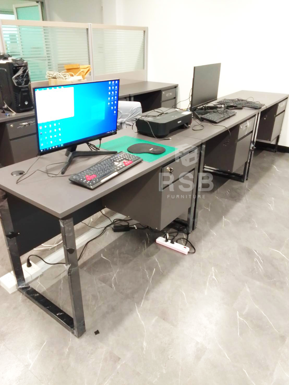 หน้างานนี้ลูกค้าได้เลือกซื้อโต๊ะทำงานขาเหล็กตัว C จุดเด่นของรุ่นนี้จะดีไซน์มือจับแบบหลบใน พร้อมมีกุญแจล็อค