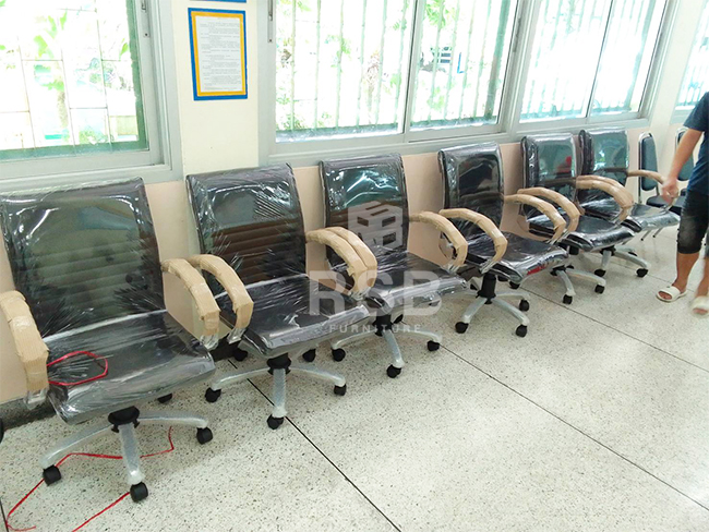 หน้างานนี้ลูกค้าได้เลือกซื้อเก้าอี้สำนักงาน รุ่นขายดีของ RSB ค่ะ เป็นเก้าอี้สำนักงาน แขนเหล็กคู่