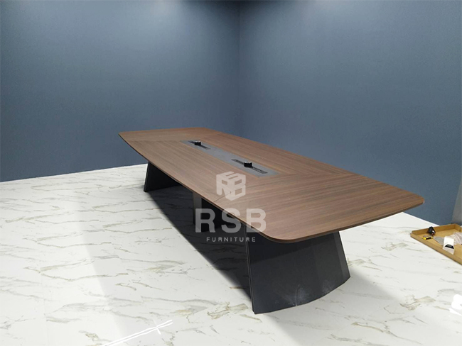 โต๊ะประชุมยอดฮิตที่ร้านเราอีกหนึ่งรุ่นก็คือโต๊ะประชุม Design work เนื่องจากสีนี้มีโทนลายไม้ที่สัมผัสเหมือนไม้จริงสีน้ำตาลที่ไม่สว่างหรือทึบเกินไป