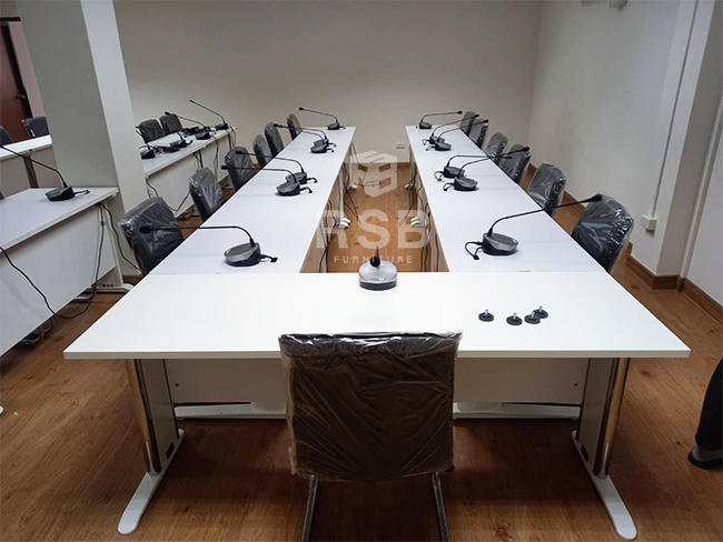 รีวิวภาพถ่ายจากหน้างานจริงค่ะ ลูกค้าได้เลือกโต๊ะทำงานแบบมีบังหน้าขาเหล็กปั้มเงา แบบโล่ง มาใช้เป็นโต๊ะประชุมค่ะ