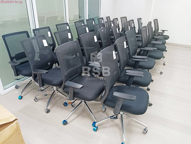 เป็นเก้าอี้ทำงานรุ่นที่นิยมซื้อใช้กันมากๆค่ะสำหรับรุ่นนี้ลูกค้าต้องการเก้าอี้ทำงานที่นั่งสบายๆจำนวนมากจึงตอบโจทย์รุ่นนี้ค่ะ