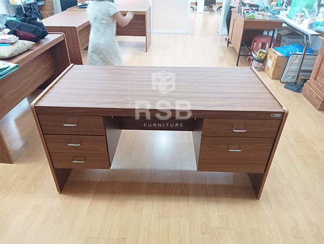จัดส่งถึงที่แล้วค่ะสำหรับโต๊ะโซนนั่งทำงานโต๊ะรุ่นนี้มี 5 ลิ้นชัก ซ้าย 3 ขวา 2  หน้าโต๊ะปิดผิว PVC กันน้ำกันรอยขีดข่วน