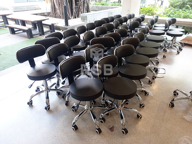 หน้างานนี้เป็นหน้างานภายในบริษัทค่ะ ลูกค้าเลือกซื้อเก้าอี้บาร์มีพนักพิงไปใช้งานภายในห้องคอมพิวเตอร์จำนวนหลายตัวเลยค่ะ
