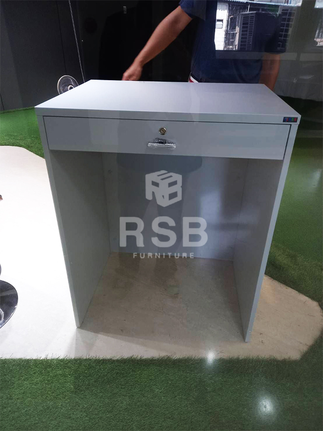 จัดส่งถึงที่เรียบร้อยค่ะ หน้างานนี้ลูกค้าได้เข้ามาเลือกซื้อโต๊ะทำงานแบบยืน บังหน้าติดพื้น