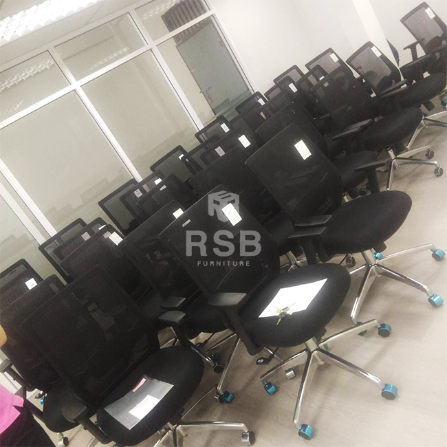 รีวิวภาพถ่ายจากหน้างานค่ะ จัดส่งเก้าอี้ทำงานจำนวนหลายตัวเลยค่ะ หน้างานนี้ลูกค้าได้สั่งซื้อเก้าอี้ทำงานไปใช้ที่ออฟฟิศ ในห้องประชุมค่ะ