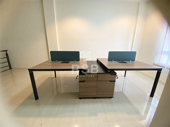 เป็นโซนมุมทำงานของออฟฟิศค่ะ ลูกค้าต้องการชุดโต๊ะทำงานของออฟฟิศใหม่ อยากได้โต๊ะทำงานกลุ่มที่มีมินิสกรีนบนหน้าท็อปด้วย