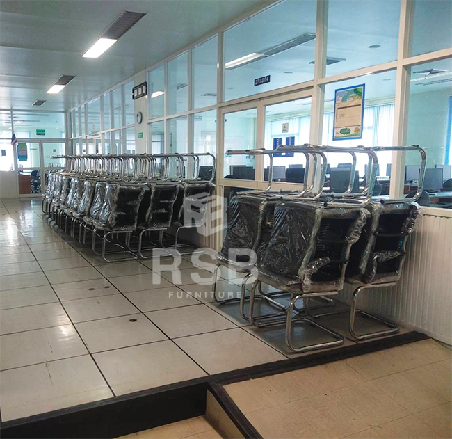 หน้างานนี้จัดส่งเก้าอี้จำนวนหลายตัวเลยค่ะที่มาหาวิทยาลัย เป็นเก้าอี้สำนักงาน ขาเหล็กตัว C อีกรุ่นที่นั่งสบายมากๆค่ะ