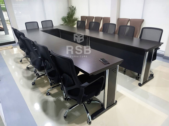 โต๊ะประชุมแนวยาวในภาพเป็นงานไม้เมลามีนทั้งตัวค่ะ ขนาดที่ลูกค้าสั่งเหมาะสำหรับห้องประชุมที่ไม่ใช้คนจำนวนเยอะ