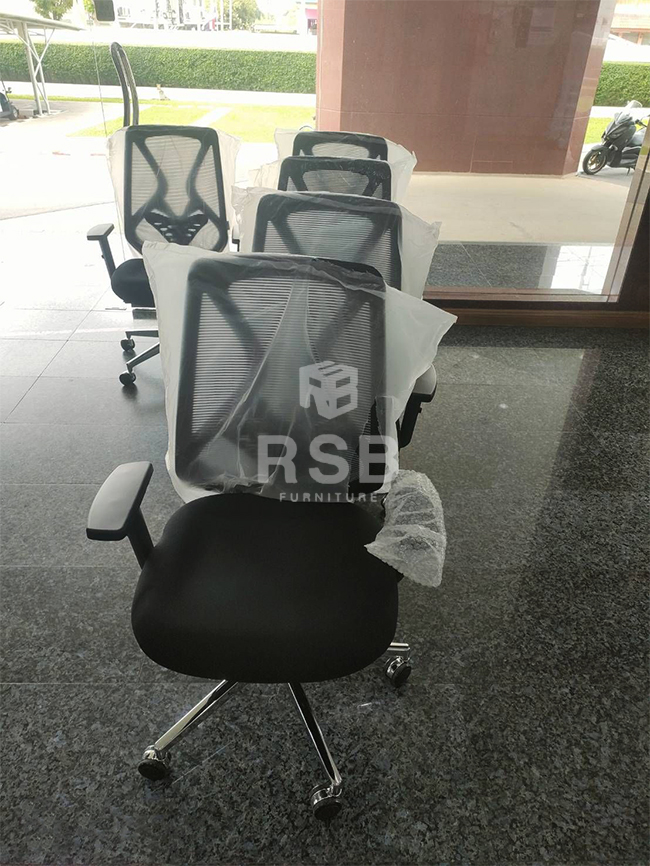 ส่งถึงที่เรียบร้อยค่ะ หน้างานนี้เป็นลูกค้าใหม่ที่พึ่งเคยสั่งซื้อกับ RSB ค่ะ ได้เลือกซื้อเป็น เก้าอี้ผู้บริหารเบาะหนานุ่มพิเศษ