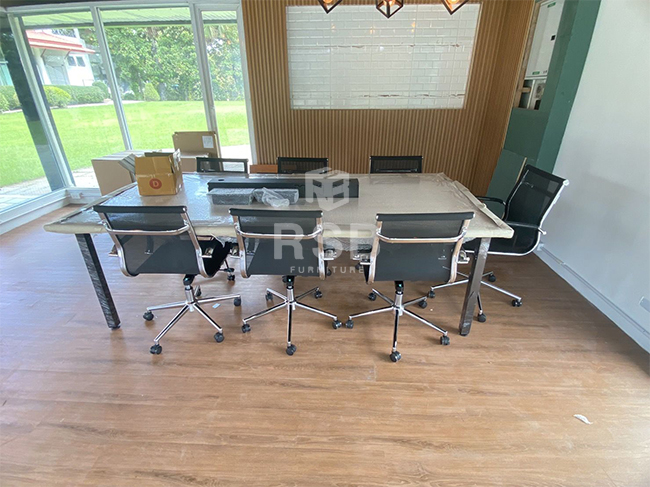 ภาพถ่ายจากหน้างานโซนห้องประชุมของบริษัทค่ะ ลูกค้าได้เลือกโต๊ะประชุมทรงสี่เหลี่ยมและเก้าอี้สำนักงานMESH SLIM