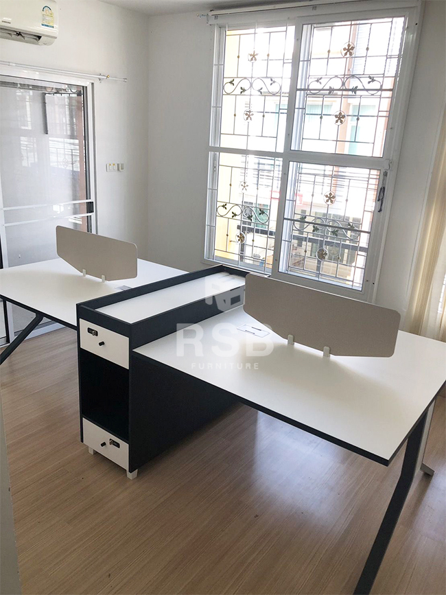 หน้างานนี้เป็นห้องทำงานเปิดใช้งานเพิ่มภายในออฟฟิศของลูกค้าค่ะ ลูกค้าต้องโต๊ะทำงานที่ประหยัดพื้นที่และฟังชั่นครบครัน เลยได้เลือกใช้เป็นโต๊ะทำงานกลุ่มแบบ 4 ที่นั่ง