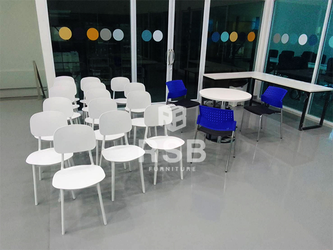 หน้างานนี้ลูกค้าต้องการเก้าอี้พลาสติกสีขาวล้วน สไตล์โมเดิร์นจำนวนหลายตัว เลยได้เลือกซื้อเป็น เก้าอี้ MODERN สีขาว ที่นั่งดัดขึ้นรูป