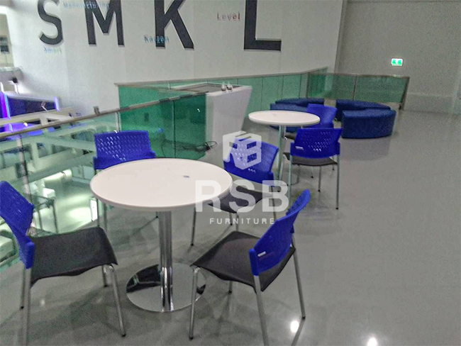 หน้างานนี้เป็นโซนสำหรับพักผ่อนค่ะ ลูกค้าได้สั่งซื้อโต๊ะและเก้าอี้กับทาง RSB นำไปจัดวางเป็น set ค่ะ