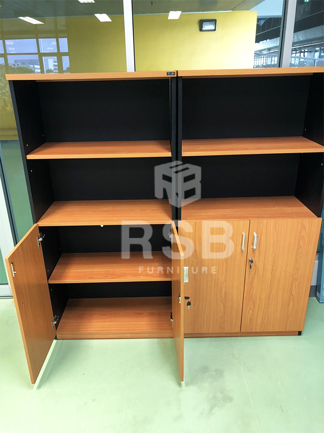 จัดส่งถึงที่เรียบร้อยค่ะ ลูกค้าเลือกใช้ตู้เอกสารสูงระดับกลาง สูง 160 cm ได้เลือกเมลามีนสีเชอรี่สลับตัดกับสีดำค่ะ