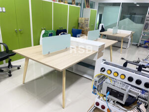 จัดส่งเรียบร้อยค่ะโต๊ะทำงานกลุ่ม 4 ที่นั่ง ลูกค้าได้เลือกใช้เป็นโต๊ะทำงานกลุ่มให้พนักงานที่ต้องนั่งทำงานกันเป็นทีมค่ะ