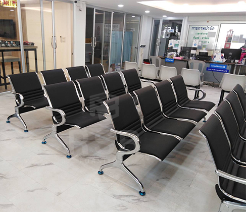 สถานที่ให้บริการที่โรงพยาบาลได้เลือกใช้เก้าอี้แถว แบบ 4 ที่นั่ง ขนาดกว้าง 236 cm ลึก 72 cm สูง 78 cm ไปใช้ค่ะ