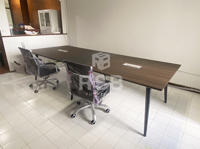 จัดส่งเรียบร้อยค่ะ หน้างานนี้เป็นหน้างานห้องประชุมค่ะ ลูกค้าได้เลือกใช้โต๊ะประชุมขาเหล็ก  Design work