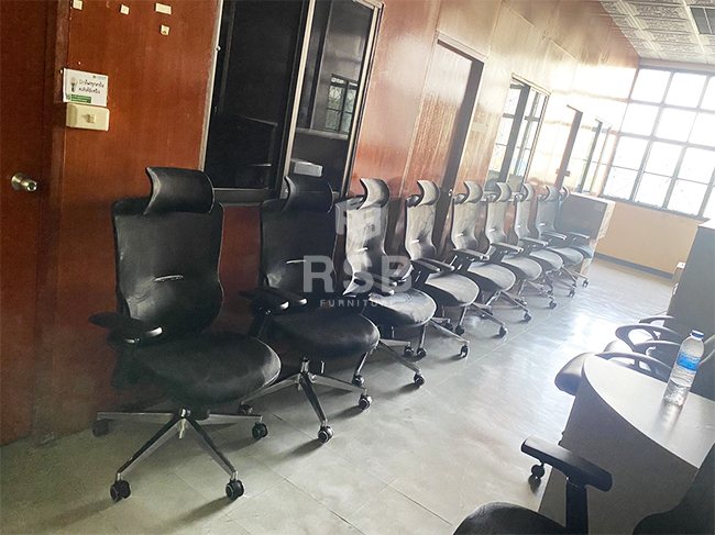 หน้างานนี้ลูกค้าต้องการเก้าอี้ที่นั่งสบายและออกแบบสวยๆไม่ซ้ำกับใครๆ ทาง RSB จึงแนะนำลูกค้าเป็นเก้าอี้สุขภาพ