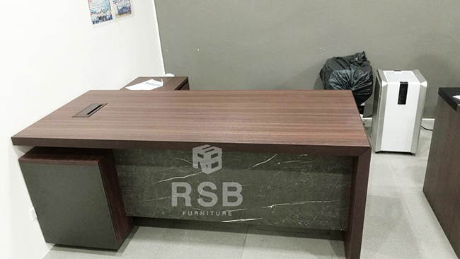 ลูกค้าอยากได้โต๊ะทำงานตัวแอลที่มีสไตล์คลาสิค ดูสวยและหรูหรา ทางเซลส์ RSB จึงขอแนะนำเป็น โต๊ะทำงานตัวแอลรุ่นนี้ค่ะ