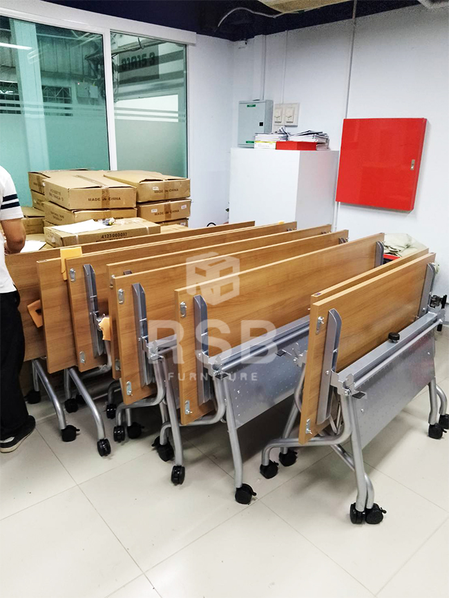 ในห้องอบรมมักจะเลือกใช้โต๊ะพับแบบล้อเลื่อนเพราะคำนึงถึงการใช้งานที่สะดวกมากขึ้น อย่างหน้างานนี้ลูกค้าได้ซื้อโต๊ะพับล้อเลื่อนรุ่นโครงเหล็กหนา
