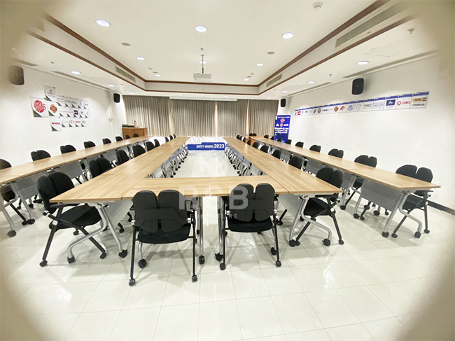 มาดูรีวิวหน้างานนี้กันค่ะ ลูกค้าเลือกใช้โต๊ะพับล้อเลื่อนมาเรียงต่อกันเป็นโต๊ะประชุมค่ะ เพราะลูกค้าคำนึงถึงการใช้งานที่สะดวกมากขึ้นค่ะ