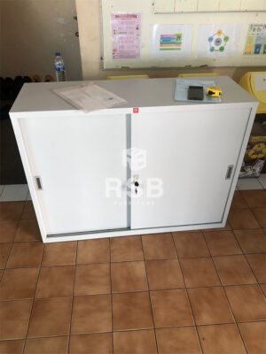 จัดส่งเรียบร้อยค่ะ ตู้เอกสารเหล็ก 2 ประตูบานเลื่อนทึบ LUCKYWORLD ค่ะ จะมีแผ่นชั้นด้านใน 2 แผ่นชั้น สำหรับวางเอกสารค่ะ