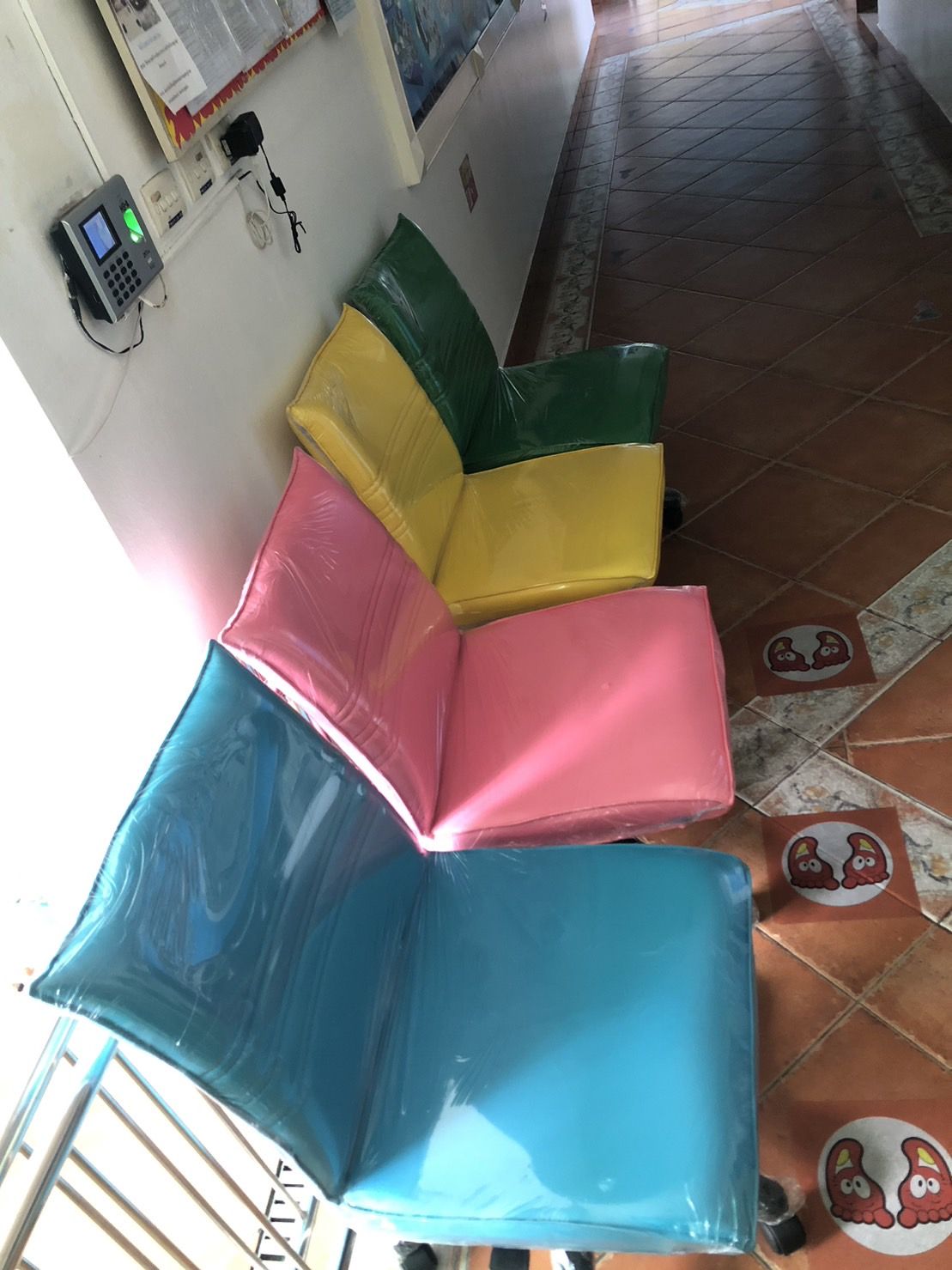 หน้างานนี้ลูกค้าต้องการเก้าอี้แบบหลากหลายสี แบบคันเลอฟู จัดส่งถึงที่เรียบร้อยค่ะ